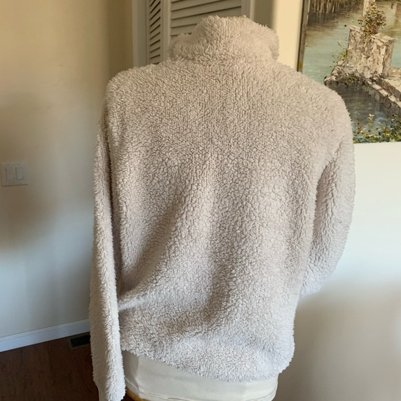 Warm, and cuddly, Sherpa top, with neck zipper, large front 2 sided pocket - Picture 3 of 5